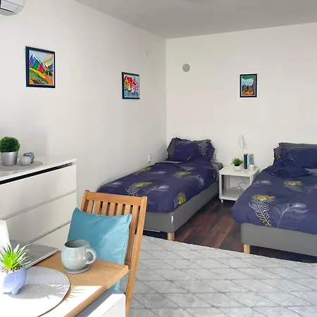 Si Free Parking Apartment